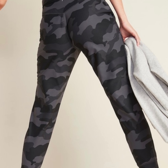 NWOT Old Navy Elevate "GO-DRY" Black & Grey Elevate Joggers, Size Small - Picture 2 of 7